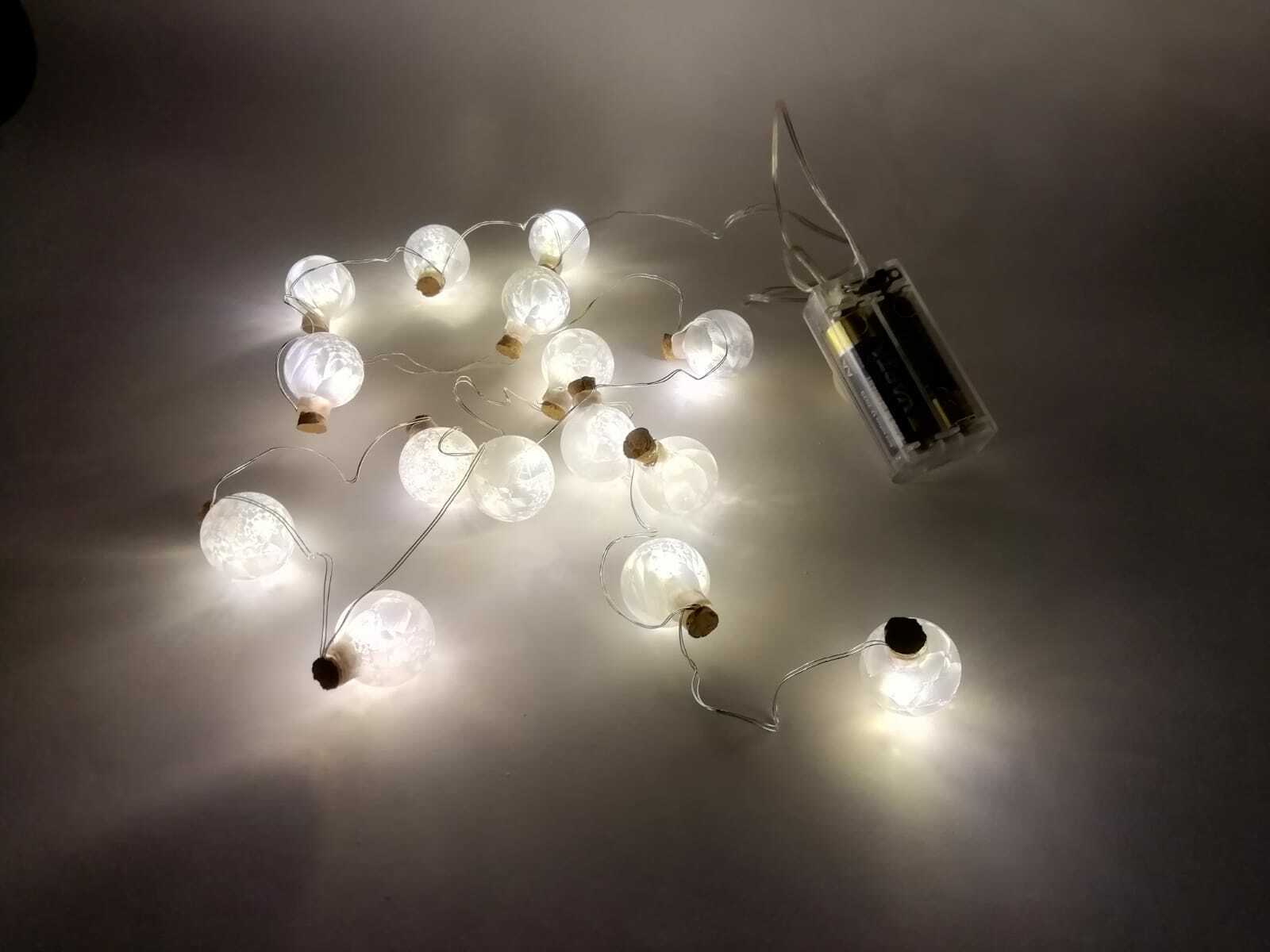 Catena Luminosa A LED Con 15 Sfere Effetto Vetro Crackled – Luce Bianca Calda – Timer 6/18 Ore – Batterie – 150 Cm